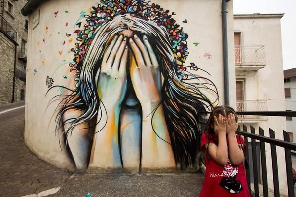 Uno dei più famosi murales presenti a pochi passi dalla struttura
